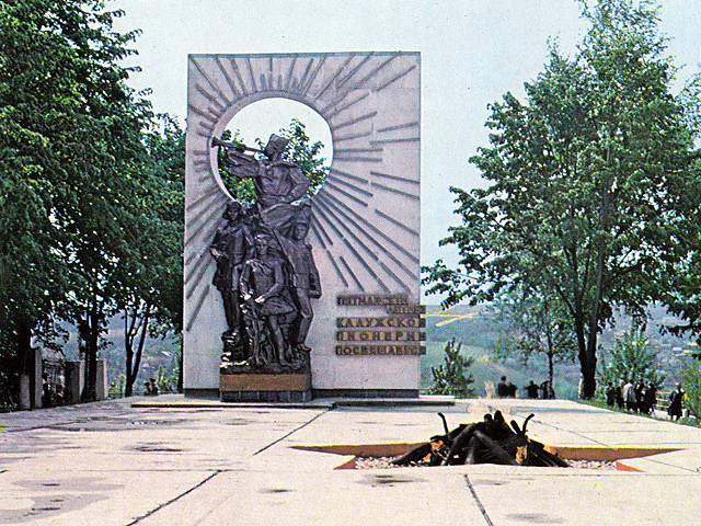 Монумент в честь 50-летия пионерской организации